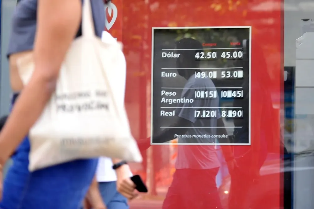 Pizarra en casa de cambio. (Foto archivo)