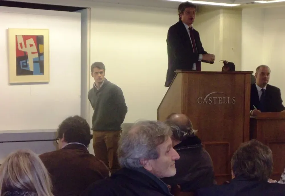 Juan Castells subastando una de las obras del pintor José Pedro Costigliolo