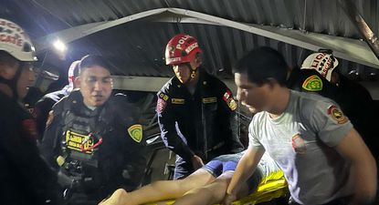 Perú: esta imagen publicada por la Región Policial de La Libertad muestra a los equipos de rescate trabajando en la escena de un accidente en el que se derrumbó el techo de un patio de comidas en un centro comercial en Trujillo, Perú, el 21 de febrero de 2025.