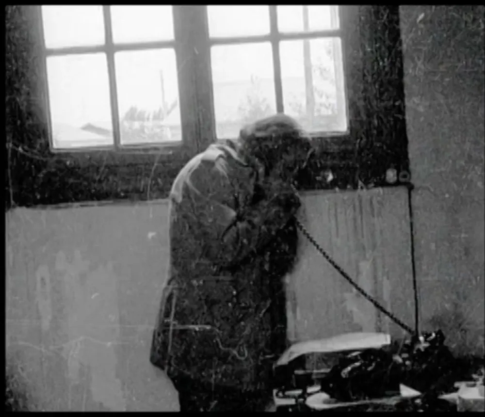 Carlos Páez Vilaró leyendo la lista de los 16 sobrevivientes de los Andes