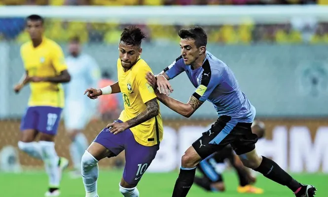 Matías Vecino, ante Neymar, el día del estreno en la absoluta de Uruguay