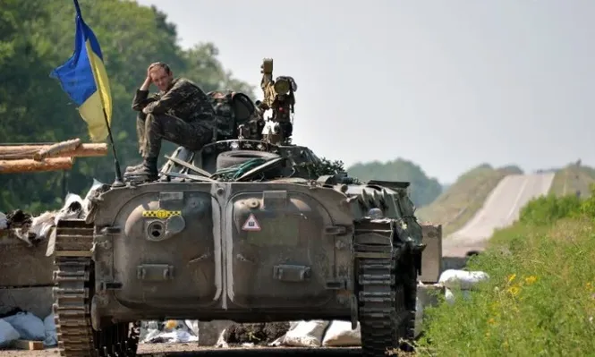 Un soldado ucraniano aguarda en un punto de control en la ciudad de Debaltseve en la región de Lugansk