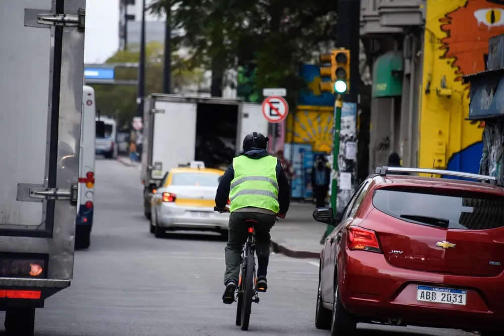 En bici por 18 de Julio, sin ciclovía