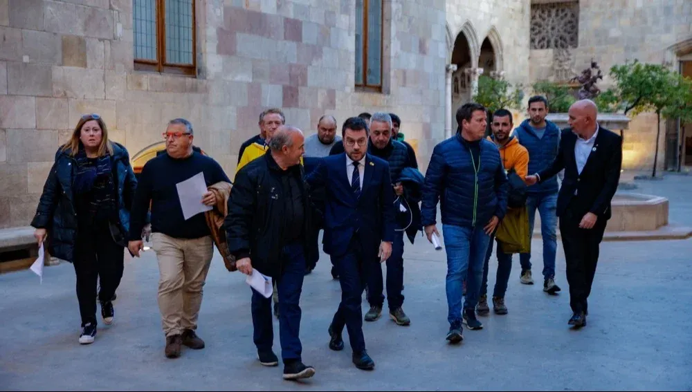El presidente de la Generalitat, Pere Aragonès, recibe a representantes de los agricultores en el Palau de la Generalitat.