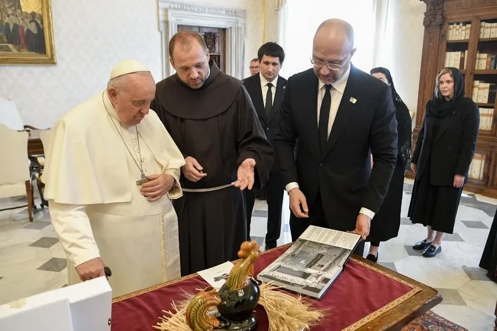 El Papa Francisco y el primer ministro ucraniano Denys Shmyhal en el Vaticano