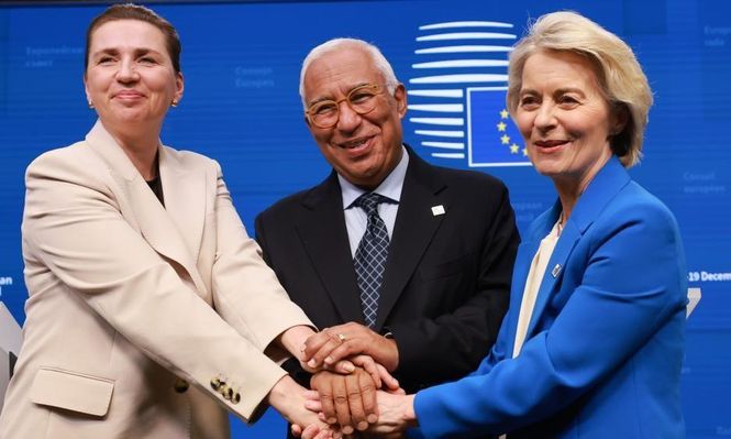 La primera ministra danesa, Mette Frederiksen (izquierda), el presidente del Consejo Europeo, António Costa, y la presidenta de la Comisión Europea, Ursula von der Leyen, anuncian el acuerdo en la cumbre de Bruselas.