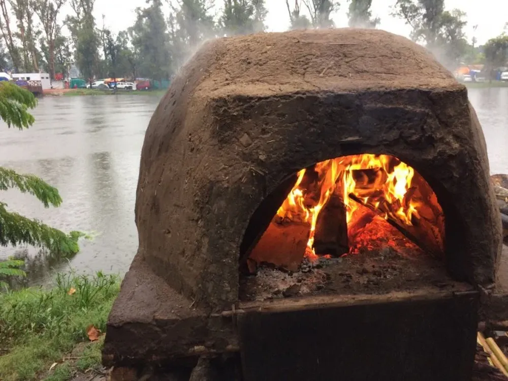 Doce sociedades tradicionalistas arman fogones a orillas de la Laguna de las Lavanderas.