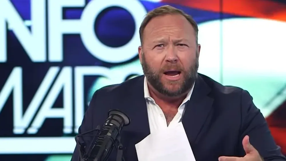 Jones es el fundador de InfoWars, un sitio web conocido por distribuir teorías conspirativas y noticias falsas.