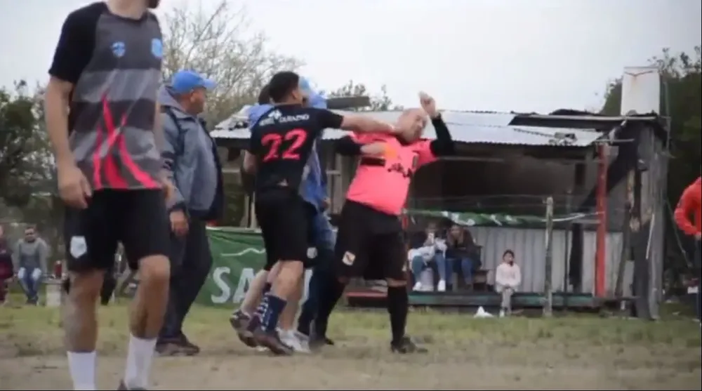 Momento en el que el jugador de Las Barreras golpea al juez en el partido entre su equipo y Peñarol de Durazno