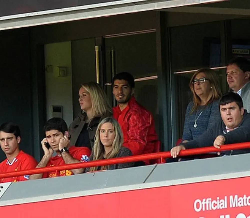 Luis Suárez en un palco de Anfield.