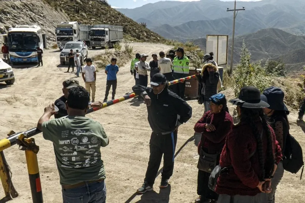 Un grupo de personas espera en el ingreso de la mina de Arequipa en la que murieron los mineros