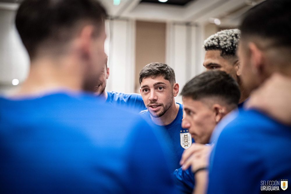 Federico Valverde hablando con sus compañeros de la selección de Uruguay antes del debut en la Copa América 2024