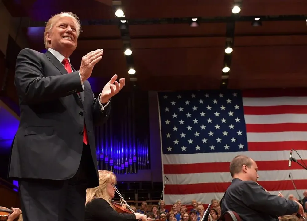 Donald Trump arriba a un concierto honorífico sobre el 4 de julio en el Kennedy Center.