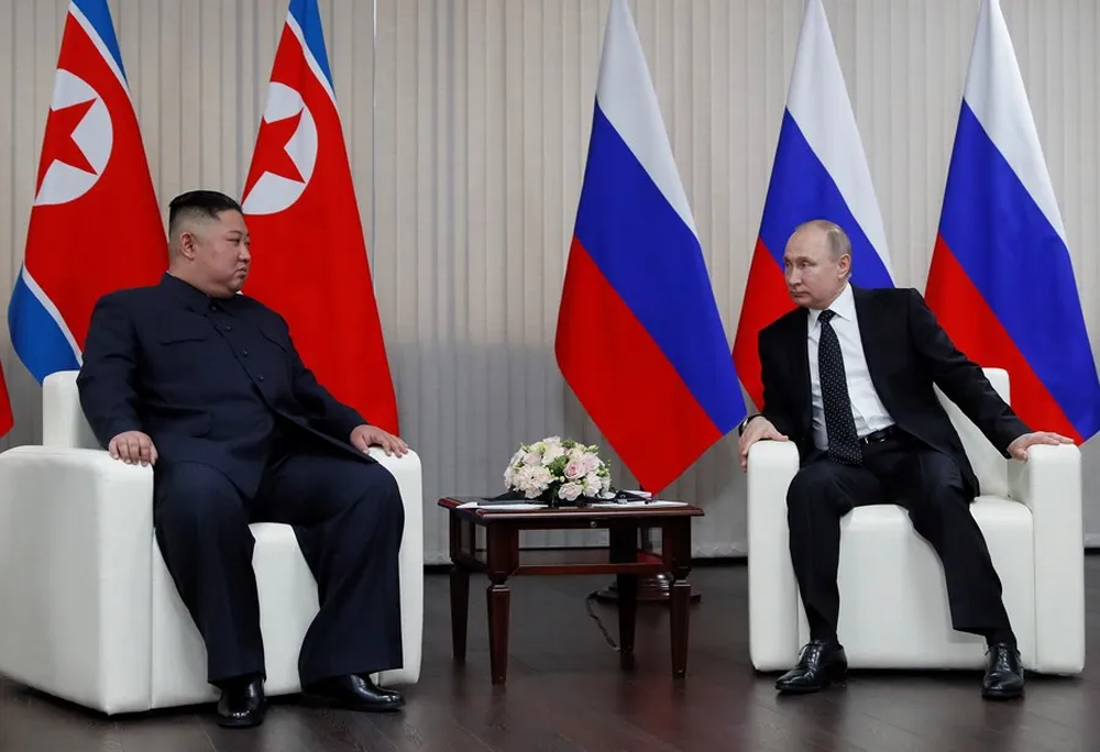El líder norcoreano, Kim Jong-un (i), junto al presidente de Rusia, Vladímir Putin. EFE.