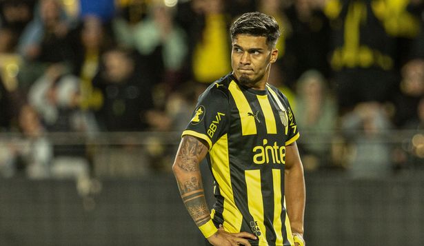 Matías Arezo en el partido entre Peñarol y Danubio