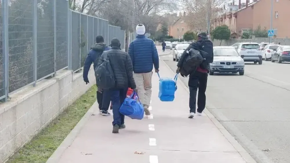 Migrantes africanos caminan por Alcalá de Henares.