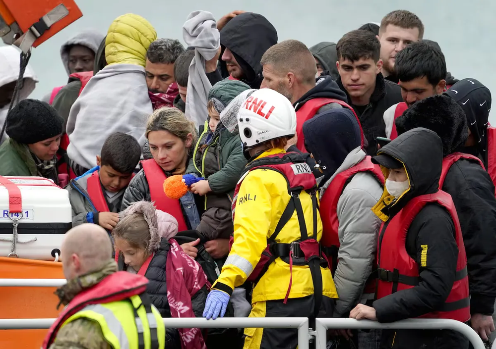 Un grupo de inmigrantes en su llegada al puerto de Dover.