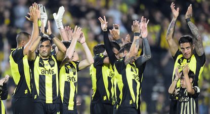 Jugadores de Peñarol celebran la victoria