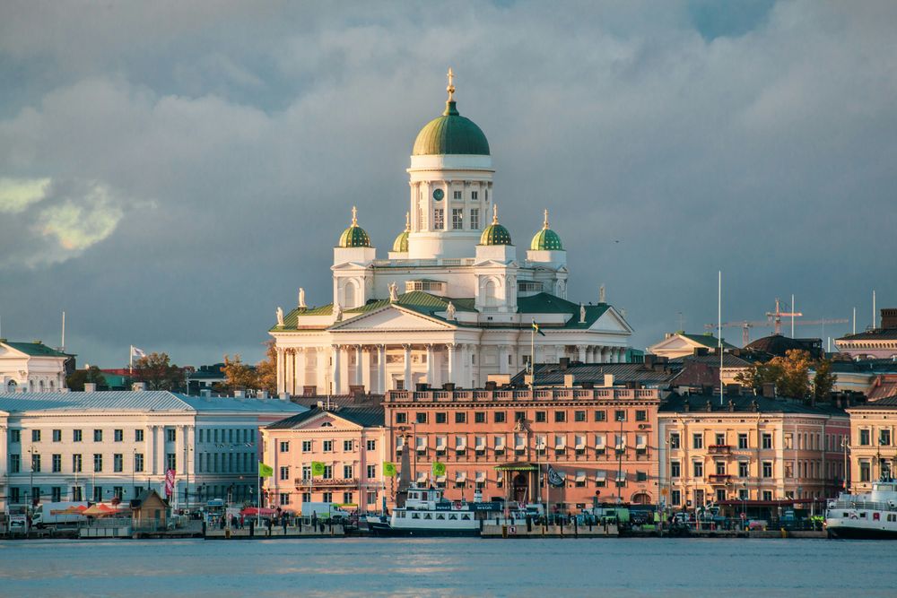 Dinamarca e Islandia siguen de cerca a Finlandia en la clasificación de los países más felices, destacando la alta calidad de vida en estos lugares.
