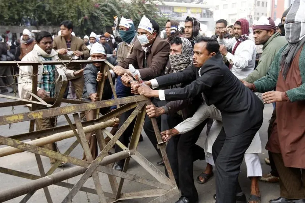 Profesores de escuelas privadas retiran una barricada para alcanzar el Ministerio de Finanzas en Dacca, Bangladesh
