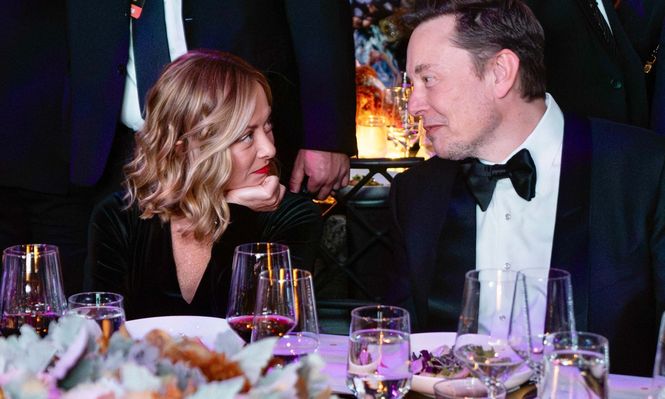 Elon Musk y Giorgia Meloni en una gala en Nueva York