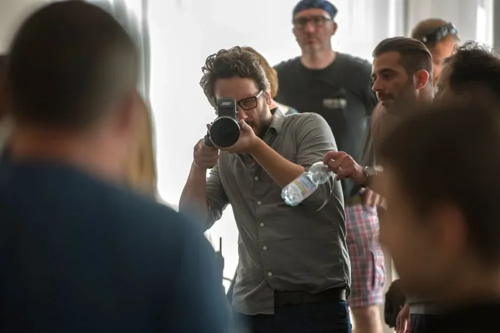 Federico Álvarez en el set de filmación de No respires.