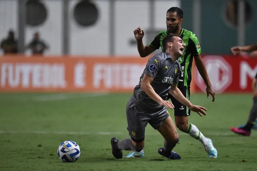 Cristóforo es fauleado por Everaldo