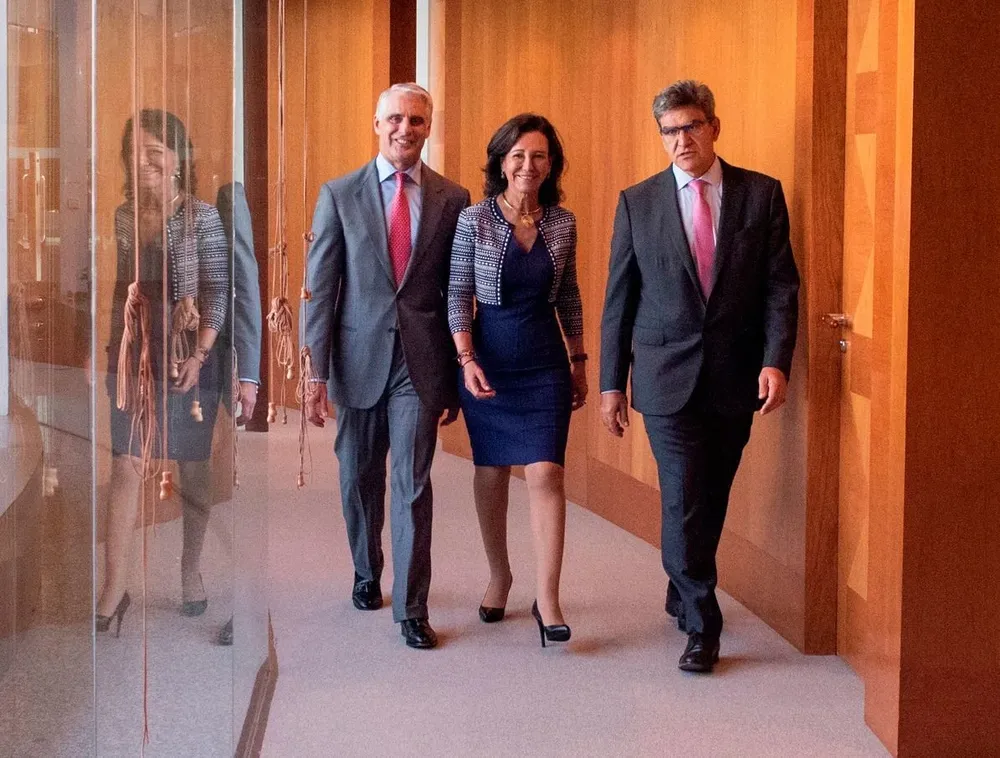 Andrea Orcel (a la derecha) junto a Ana Botín