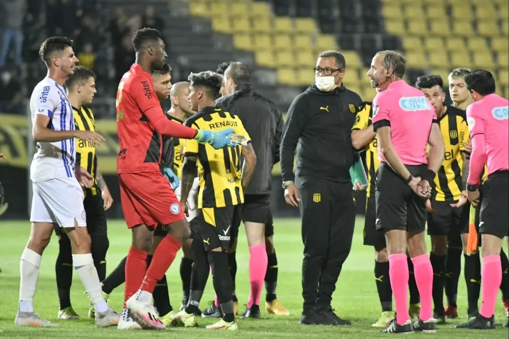 Alexander Domínguez contra Peñarol