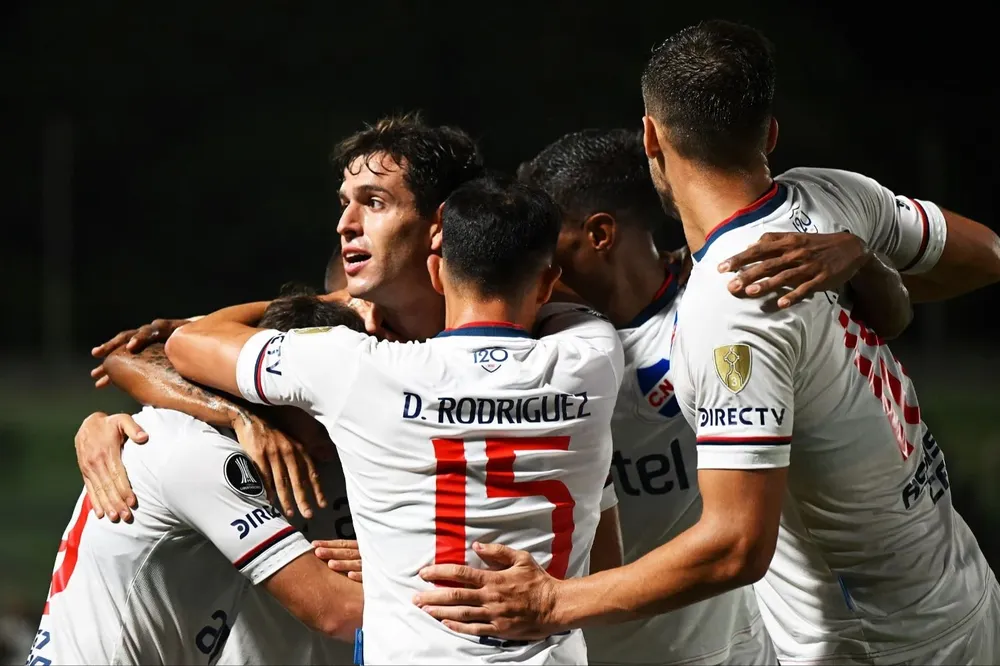 Ginella recibe el saludo de sus compañeros tras convertir el gol del triunfo