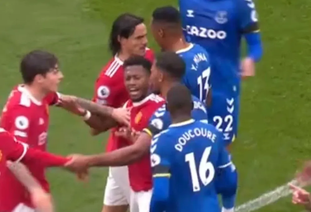 Edinson Cavani y Yerry Mina se pusieron cara a cara en pleno partido entre Manchester United y Everton