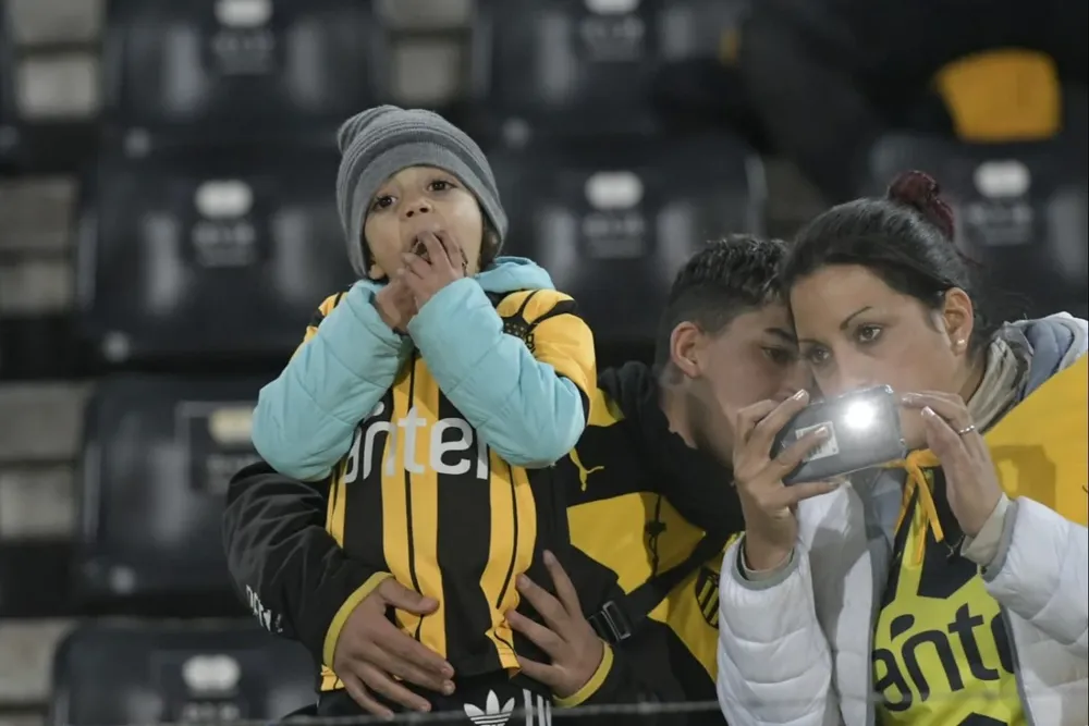 Hinchas de Peñarol en el Campeón del Siglo