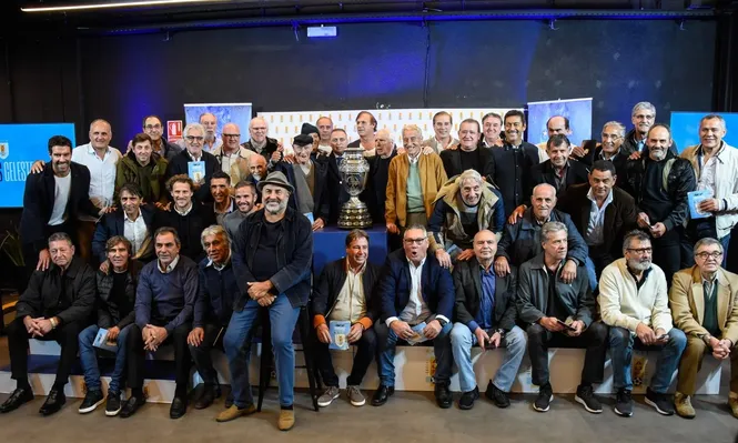 La foto del final, con todos los campeones de América y del Mundialito, con la Copa América