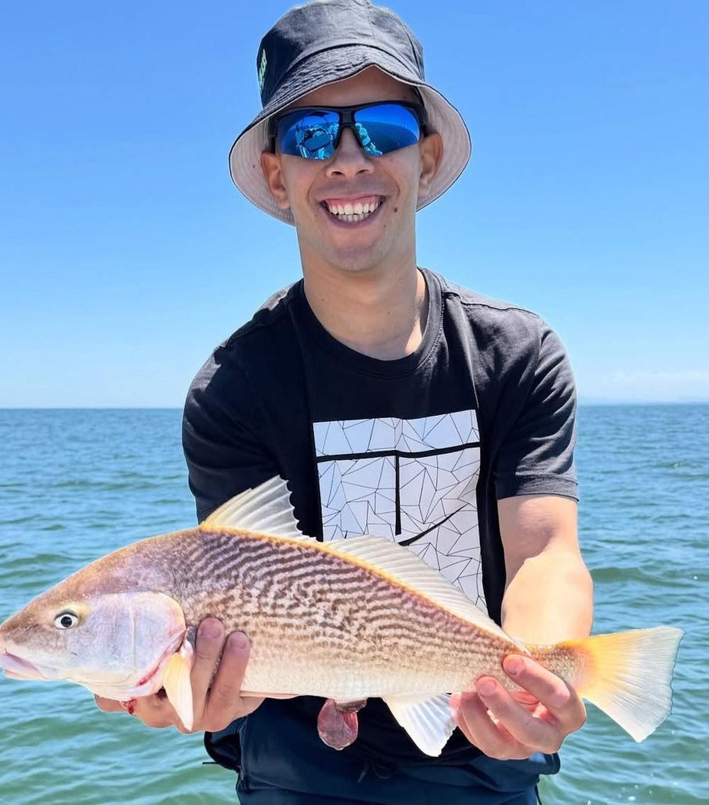 Leonardo Fernández, en uno de sus días libres en Peñarol, mostró una hermosa corvina pescada por él