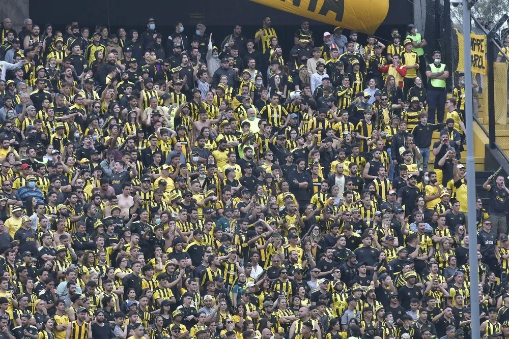 La hinchada de Peñarol tendrá un mensaje de los directivos