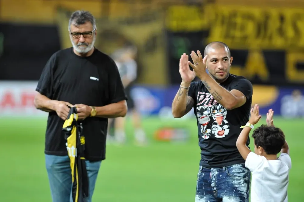 Homenaje a Walter Gargano de Peñarol, el Indio Olivera le entregó una camiseta