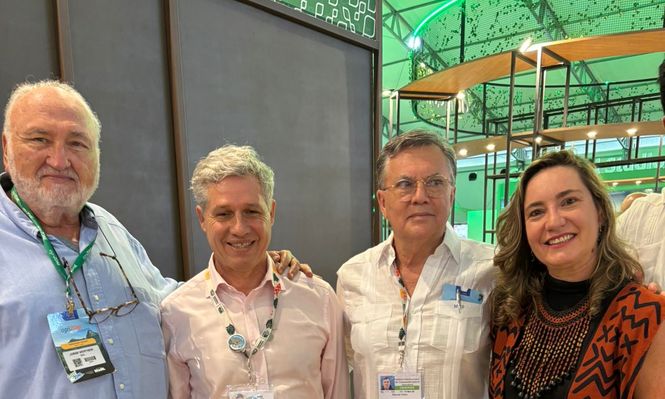 Manuel Otero, director general del IICA, junto a su asesor Jorge Werthein, el ministro de Desarrollo Agrario de Brasil, Paulo Teixeira y la directora de Embrapa Ana Euler.