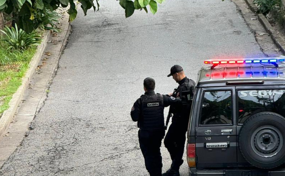 Caracas: denuncian que agentes de Maduro armados y encapuchados rodean el edificio de la Embajada Argentina