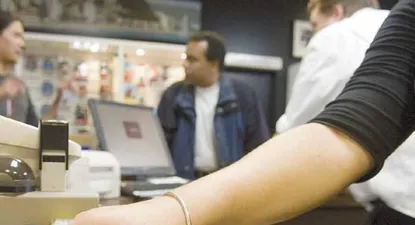 El crédito para financiar el consumo de las familias moderó su caída