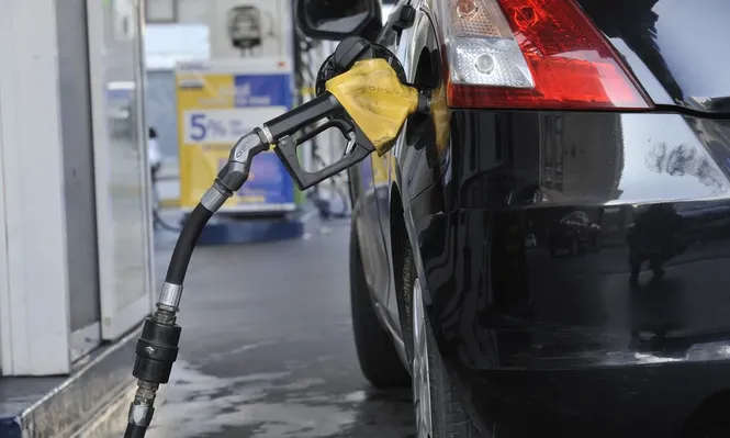 Desde hoy baja la nafta: cuánto menos cuesta llenar el tanque del auto