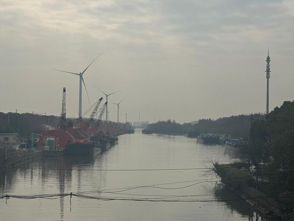La basura de Shanghái es depositada en contenedores y trasladada en barcazas a la planta en Laogang