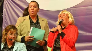 Intergantes de Los Chobys en el tablado de la Plaza 1º de Mayo.