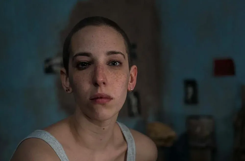 Vera Spinetta rapada y caracterizada como Soledad Rosas en Soledad