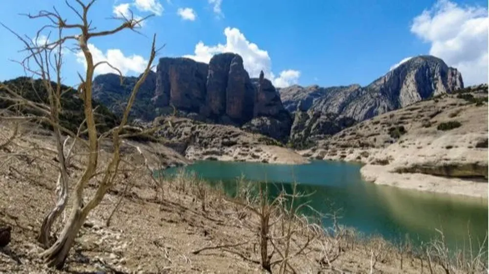 El pantano de Vadiello en la provincia de Huesca con poca agua