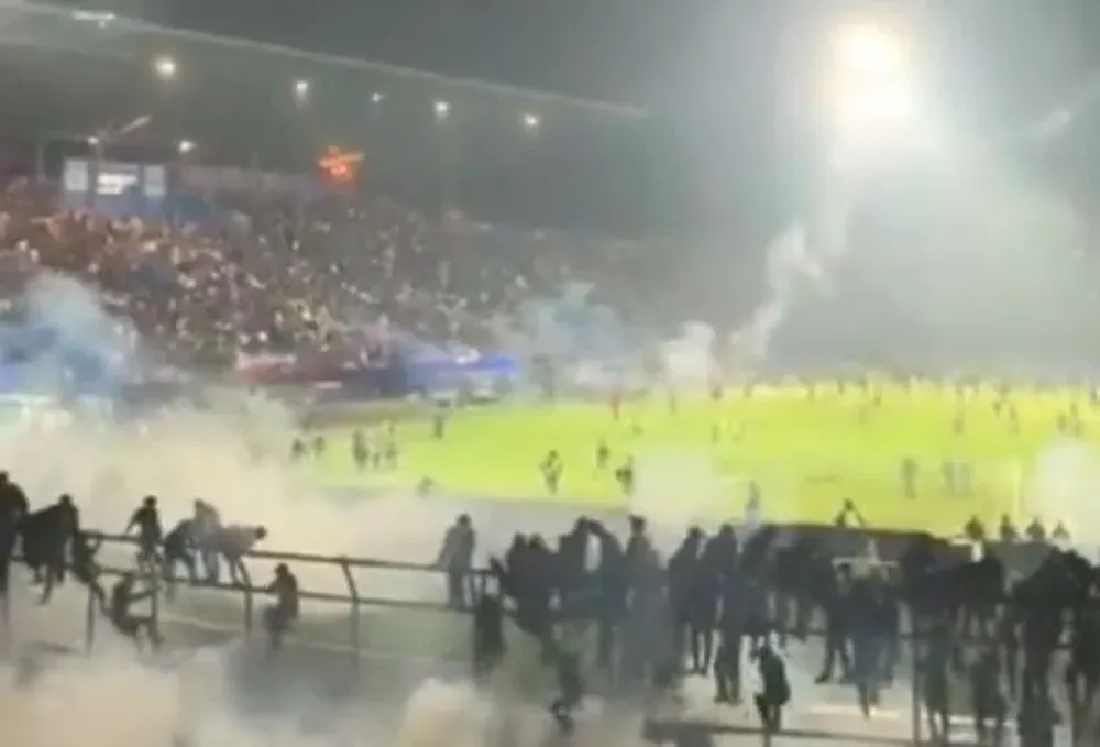 Los gases lacrimógenos que lanzó la Policía llevaron a las corridas de varios aficionados