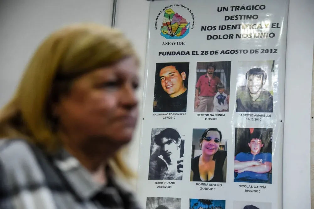 María Luisa Martínez con rostros de las primeras víctimas cuyos casos trató la asociación