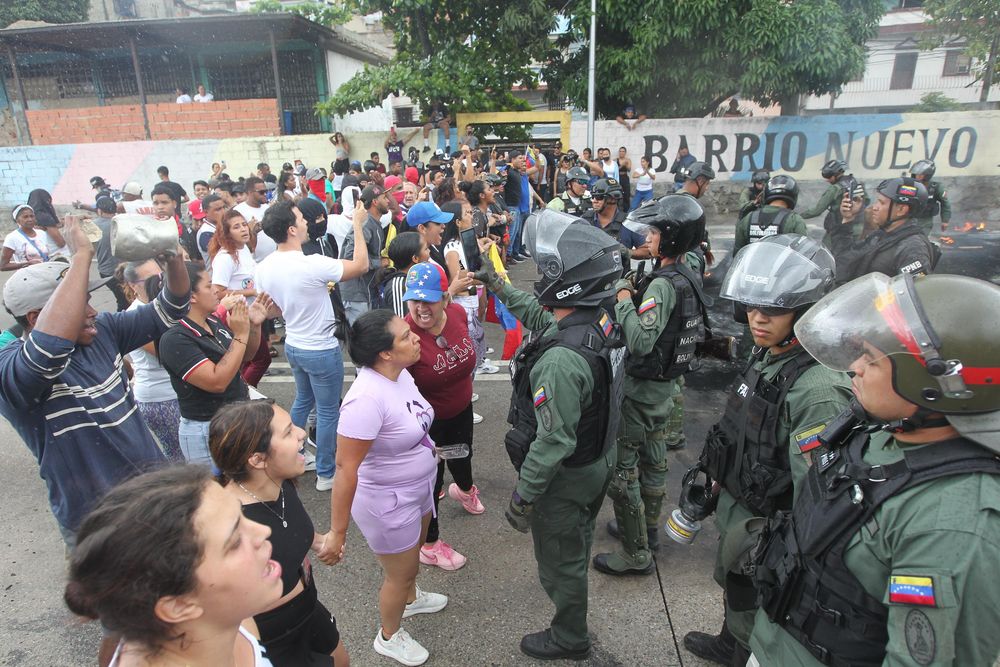 Los manifestantes desafían a la Guardia Nacional que bloquea el paso en Caracas.