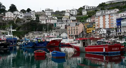 Barcos en el puerto pesquero en un domingo frío en Luarca, Asturias.