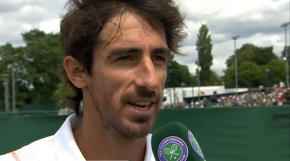 Pablo Cuevas brindando una nota este lunes en Wimbledon, luego de su triunfo en la qualy