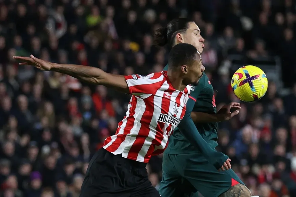 Ethan Pinnock y Darwin Núñez